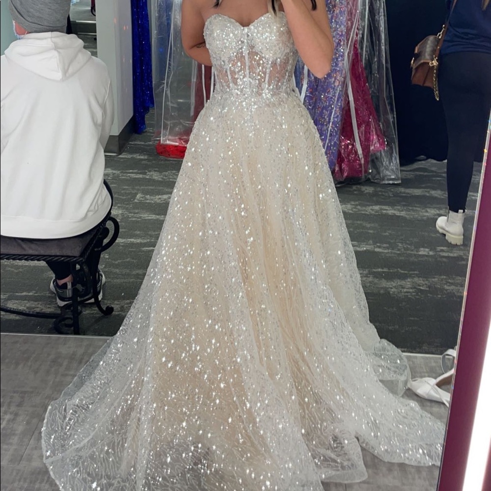 STUNNING PROM DRESS OR WEDDING DRESS